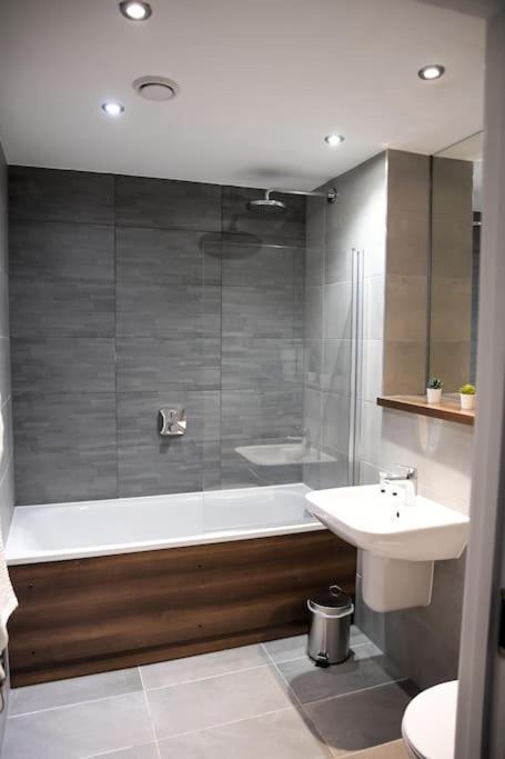 Modern 2 Bedroom Apartment - City Centre - Parking مانشستر المظهر الخارجي الصورة